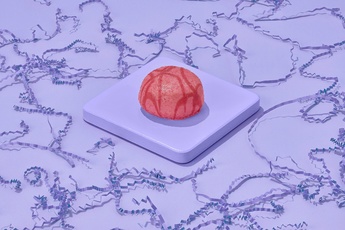 Клюквенный берлинер с клубничной глазурью