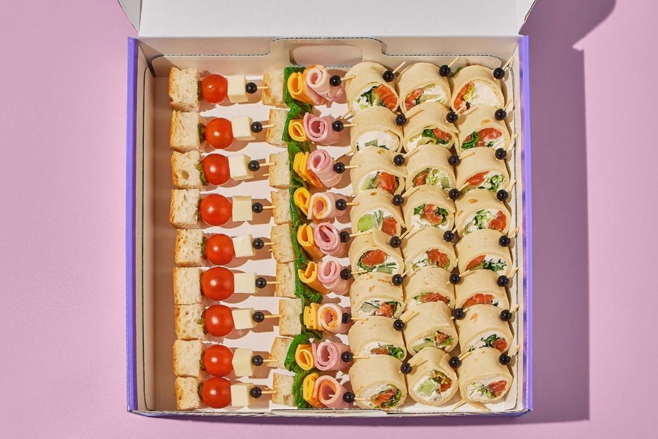 Бокс Рулетики с лососем и канапе ассорти - Достаевский