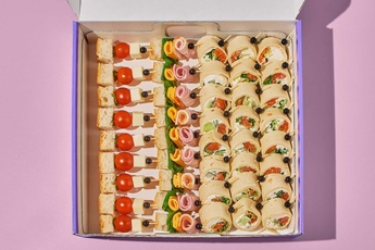 Бокс Рулетики с лососем и канапе ассорти