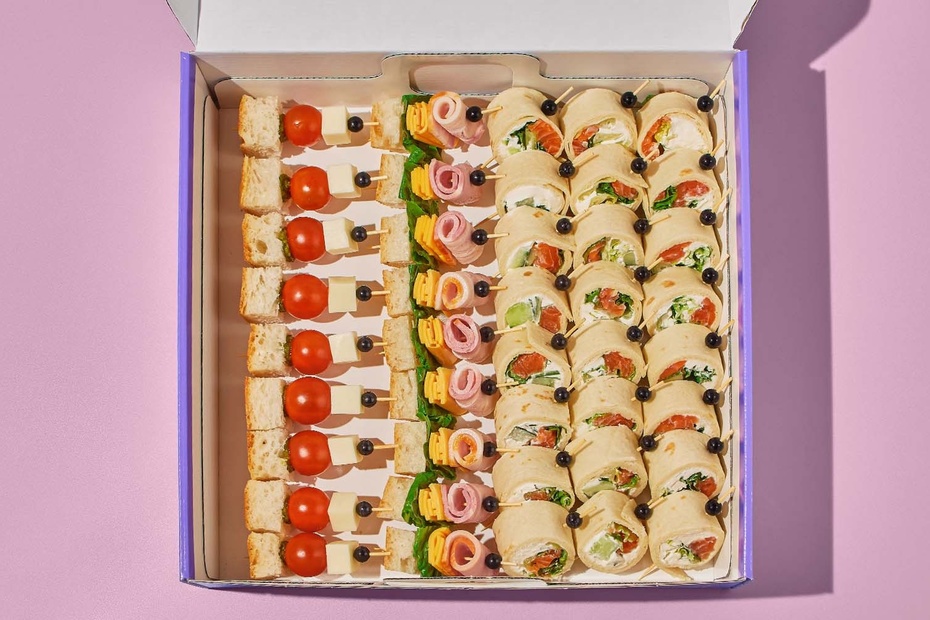 Бокс Рулетики с лососем и канапе ассорти - Достаевский