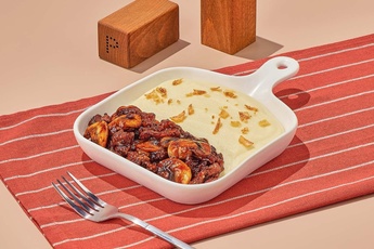 Говядина «Блэк Пеппер» с картофельным пюре