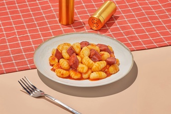 Ньокки с колбасками в томатном соусе