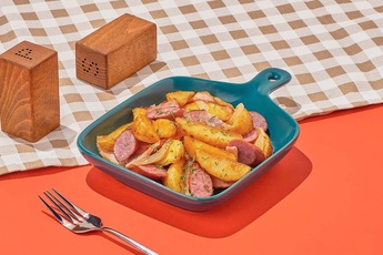 Жаркое с колбасками и беконом