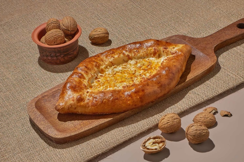 Хачапури лодочка с орехом и сырами Хачапури лодочка с орехом и сырами - Достаевский