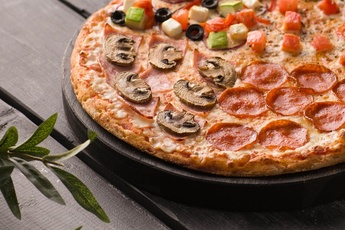 Пицца «Четыре сезона» на тонком тесте 30 см