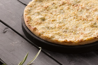 Пицца «Четыре сыра» на тонком тесте 30 см