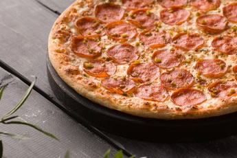 Пицца «Пепперони» на тонком тесте 30 см