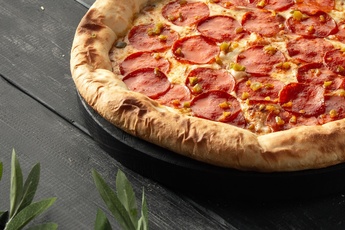 Пицца «Пепперони» с сырным бортом 30 см