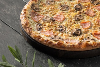 Пицца «Ветчина и грибы» на тонком тесте 30 см