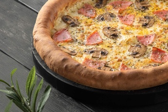 Пицца «Ветчина и грибы» с сырным бортом 30 см