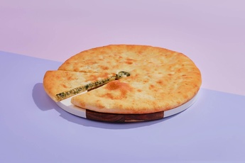Осетинский пирог 30 см с курицей, шпинатом и сыром
