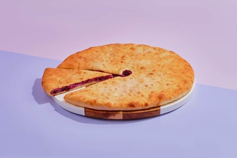 Осетинский пирог 30 см с творогом и черникой