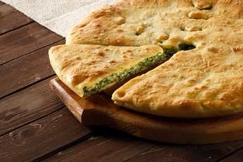 Осетинский пирог 30 см с курицей, шпинатом и сыром