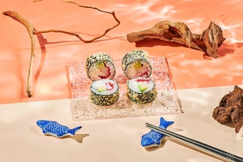 Темпурный ролл с креветкой 1/2