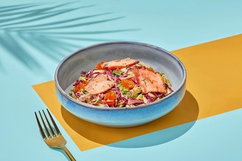 Салат с капустой и жареным беконом
