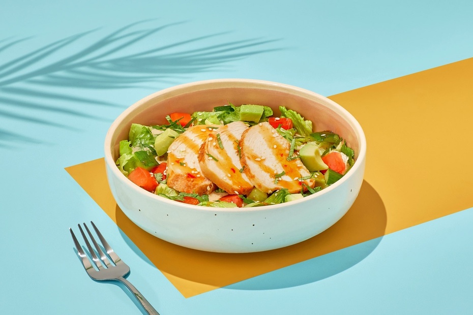 Салат с курицей и авокадо в устрично-сладком соусе - Достаевский