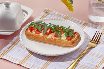 Брускетта с ветчиной и песто