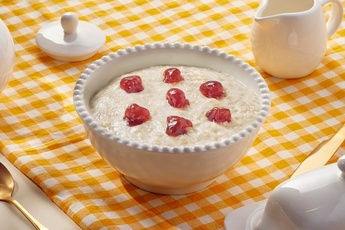 Овсяная каша с черникой и яблоками на кокосовом молоке